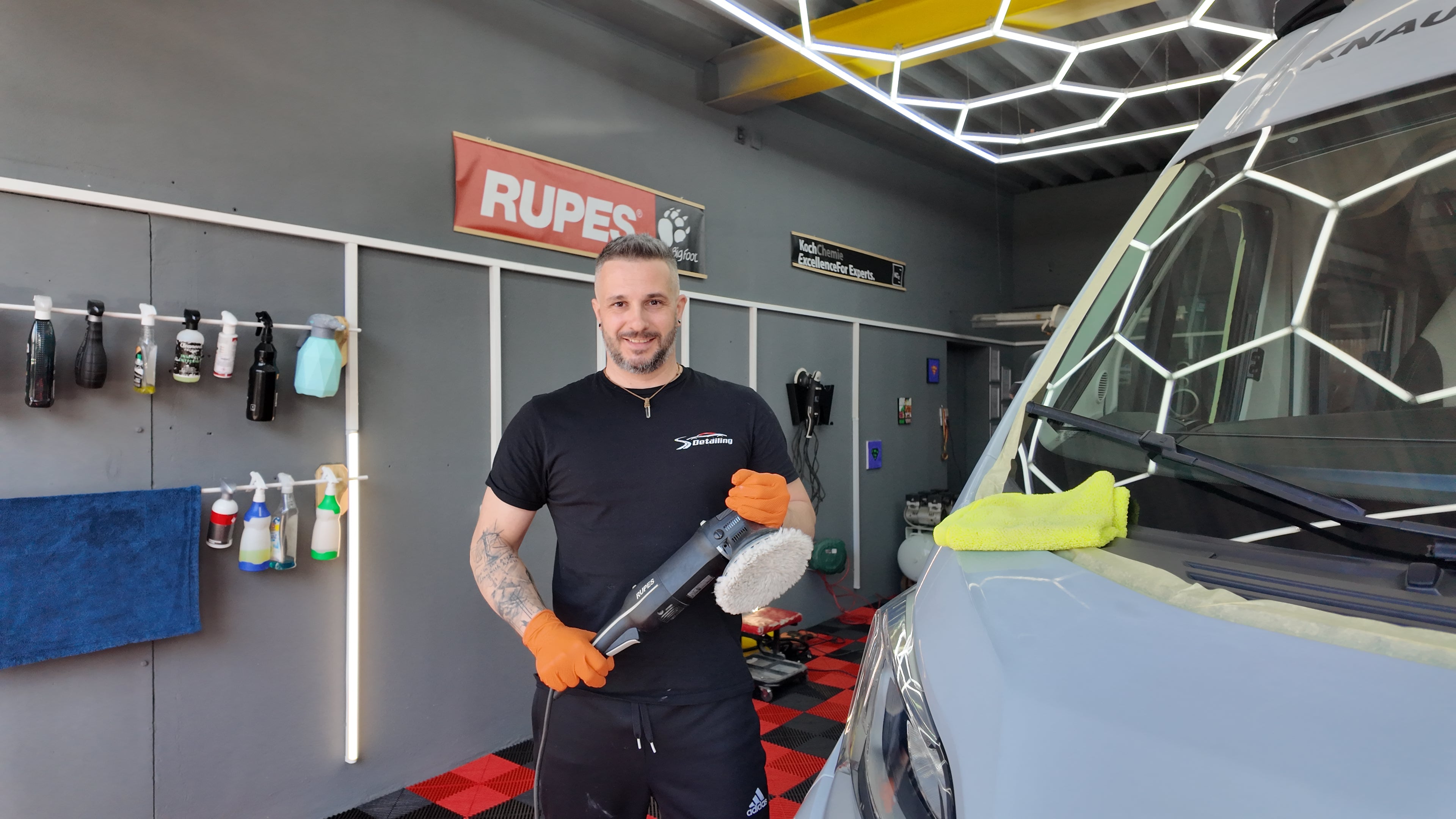 <strong>👨🔧 Silviu – Meister der Maschinen & Glanzexperte</strong>